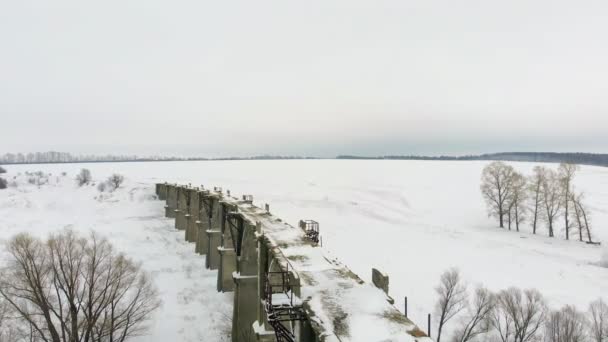 Viejo acueducto ferroviario, puente de piedra. nieve, invierno. aérea, disparo de helicóptero — Vídeo de stock
