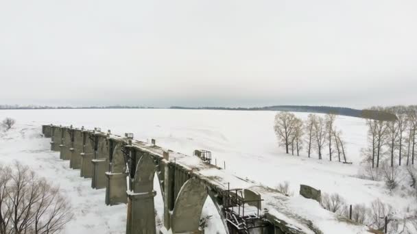 古い鉄道の水道橋、石造りの橋。雪、冬時間。空中、ヘリコプター撮影 — ストック動画