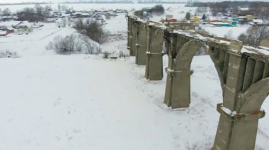 tarihi tren Köprüsü, kar, kış zaman terk edilmiş. Panorama, yayılan köprünün diğer tarafında, hava, helikopter çekimi