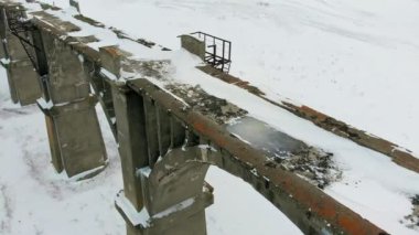 eski demiryolu su kemeri, taş köprü. kar, kış zamanı. Hava, helikopter çekimi