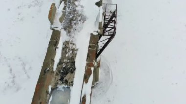 eski demiryolu su kemeri, taş köprü. kar, kış zamanı. Hava, helikopter çekimi