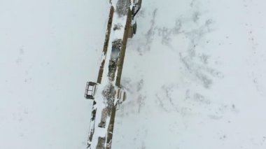 eski demiryolu su kemeri, taş köprü. kar, kış zamanı. Hava, helikopter çekimi