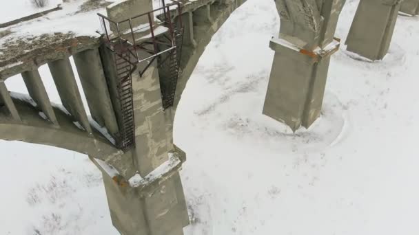 Velho aqueduto ferroviário, ponte de pedra. neve, tempo de inverno. aérea, tiro helicóptero — Vídeo de Stock