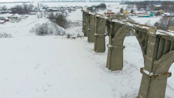 Παλαιά Εγκαταλειμμένη Ιστορική Σιδηροδρομική Γέφυρα Χιόνι Χειμώνα Πανόραμα Που Εκτείνεται — Αρχείο Βίντεο