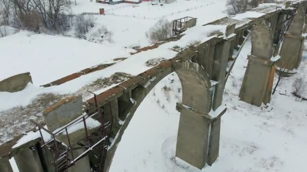 Velho aqueduto ferroviário, ponte de pedra. neve, tempo de inverno. aérea, tiro helicóptero — Vídeo de Stock