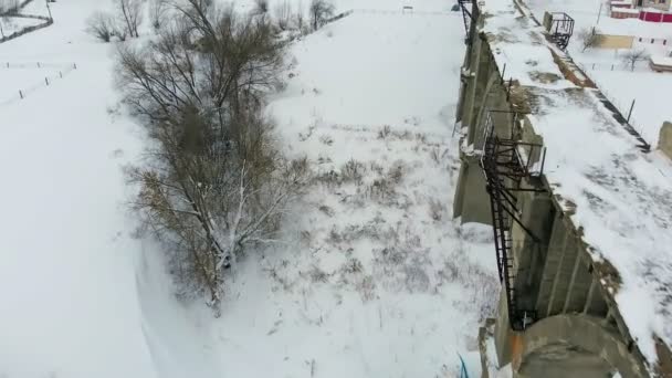 古い鉄道の水道橋、石造りの橋。雪、冬時間。空中、ヘリコプター撮影 — ストック動画