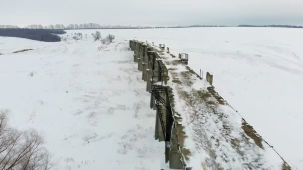 Viejo acueducto ferroviario, puente de piedra. nieve, invierno. aérea, disparo de helicóptero — Vídeos de Stock