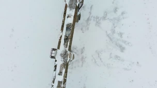 古い鉄道の水道橋、石造りの橋。雪、冬時間。空中、ヘリコプター撮影 — ストック動画
