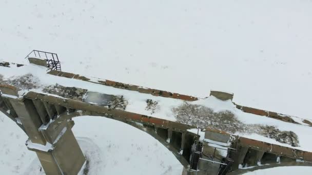 Old railway aqueduct, stone bridge. snow, winter time. aerial, copter shoot — Stock Video