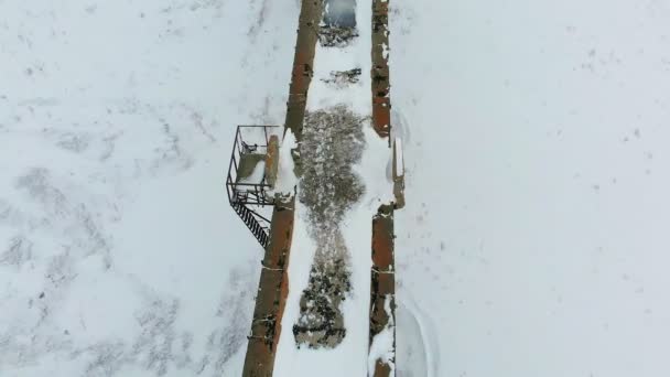 Старий залізничний акведук, кам'яний міст. сніг, зимовий час. повітряна стрілянина, поліцейська стрілянина — стокове відео