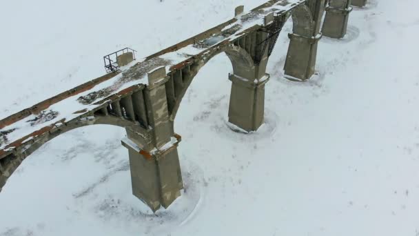 Oude spoorlijn aquaduct, stenen brug. sneeuw, wintertijd. Luchtfoto, copter schieten — Stockvideo