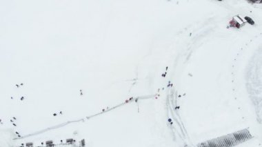 Mutlu insanlar kış park karda eğleniyor. Hava anket, helikopter çekimi
