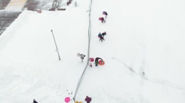 Mutlu insanlar kış park karda eğleniyor. Hava anket, helikopter çekimi