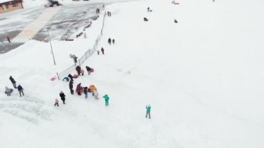 Mutlu insanlar kış park karda eğleniyor. Hava anket, helikopter çekimi