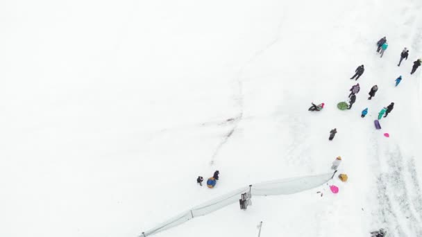 Pessoas felizes se divertindo na neve no parque de inverno. vistoria aérea, tiro helicóptero — Vídeo de Stock