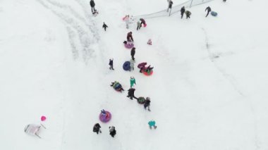 Mutlu insanlar kış park karda eğleniyor. Hava anket, helikopter çekimi
