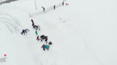 Mutlu insanlar kış park karda eğleniyor. Hava anket, helikopter çekimi