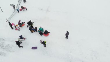 Mutlu insanlar kış park karda eğleniyor. Hava anket, helikopter çekimi