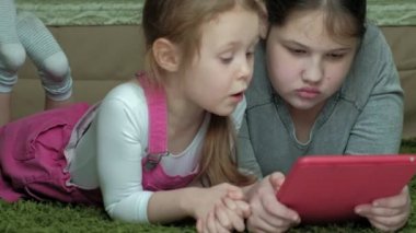 Oda, örümcek ağı dalga köpüğü, geri kalan tablet oynayan kızlar kız