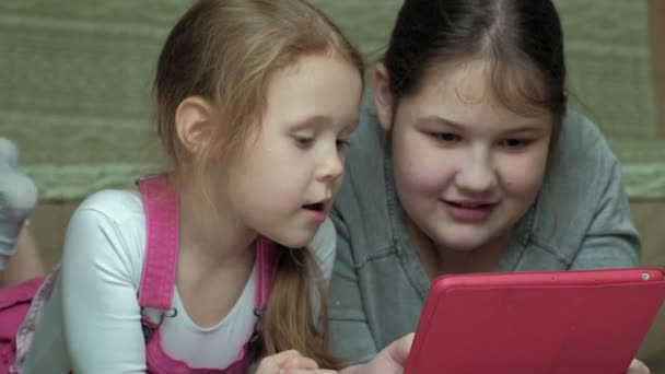 Mädchen Schwestern spielen auf dem Tablet im Zimmer, Web-Surfen, Ruhe — Stockvideo