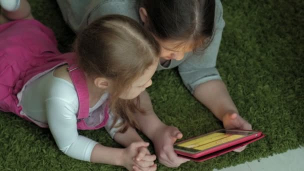 Mädchen Schwestern spielen auf dem Tablet im Zimmer, Web-Surfen, Ruhe — Stockvideo