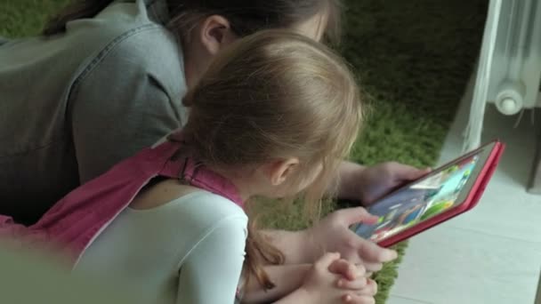 Chicas hermanas jugando en la tableta en la habitación, navegar por la web, descanso — Vídeo de stock