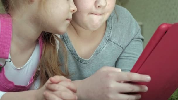 Filles sœurs jouant sur la tablette dans la chambre, surf sur le web, repos — Video