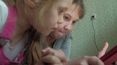 Oda, örümcek ağı dalga köpüğü, geri kalan tablet oynayan kızlar kız