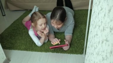 Oda, örümcek ağı dalga köpüğü, geri kalan tablet oynayan kızlar kız
