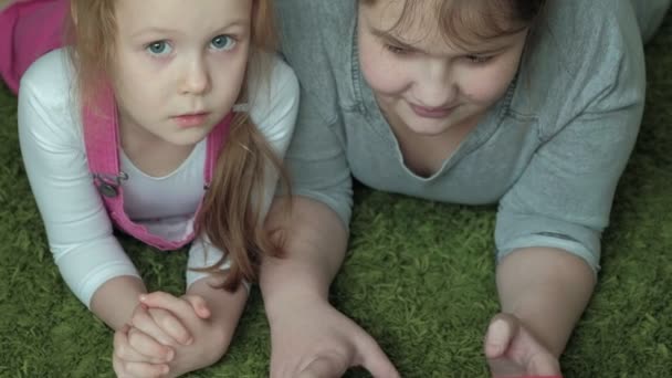 Meninas Felizes Irmãs Amigos Brincando Com Computador Tablet Deitado Chão — Vídeo de Stock