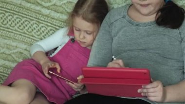 Oda, örümcek ağı dalga köpüğü, geri kalan tablet oynayan kızlar kız