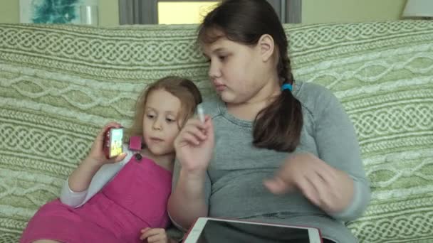 Ragazze sorelle che giocano sul tablet in camera, navigazione web, riposo — Video Stock