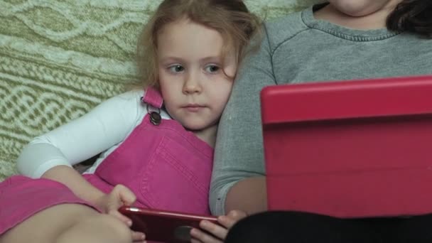 Chicas hermanas jugando en la tableta en la habitación, navegar por la web, descanso — Vídeos de Stock