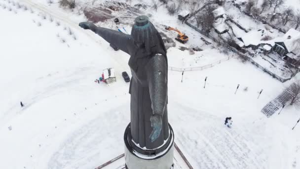 Vista aérea de la estatua monumento tradicional del antiguo diseño de la mujer nacional. Concepto de viaje. Disparo aéreo . — Vídeo de stock