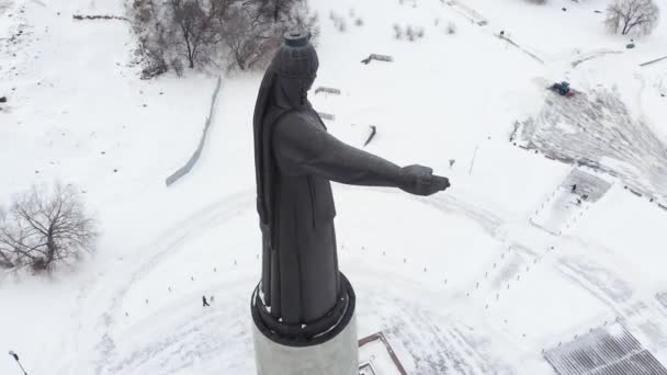 Flygfoto över traditionella monument statyn av gamla nationella kvinna design. Resor-konceptet. Aerial skytte. — Stockvideo