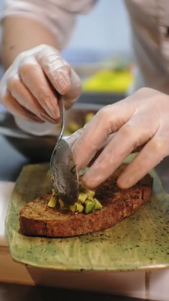Vídeo vertical. Chef prepara un plato para servir, concepto de cocina — Vídeos de Stock