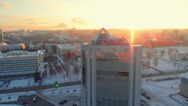 Aerial skytte, stadsbilden i solnedgång, soluppgång — Stockvideo