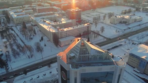 Aerial skytte, stadsbilden i solnedgång, soluppgång — Stockvideo