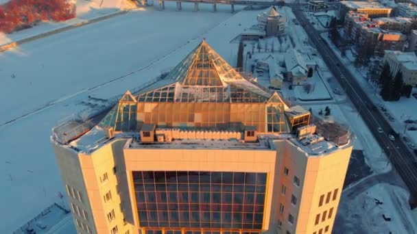 Vista Aérea Moderno Edificio Oficinas Cristal Edificios Residenciales Junto Río — Vídeos de Stock