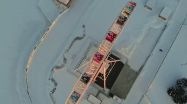 Kent Meydanı, dönme dolap ve konut şehir içinde donmuş nehrin yanında hava görünümünü. Gün batımı, gündoğumu, havadan çekim, cityscape
