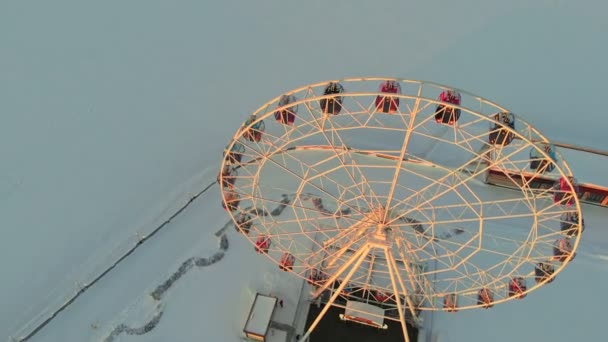 Penembakan udara, roda Ferris, pemandangan kota saat matahari terbenam, matahari terbit — Stok Video
