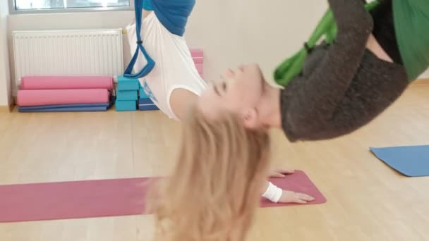 체육관에서 공중, 중력 요가 그물 침대에서 스윙 하는 사람들의 그룹 — 비디오