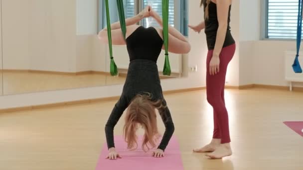 Yoga aéreo, antigravedad en el gimnasio. Grupo de personas balanceándose en las hamacas — Vídeo de stock