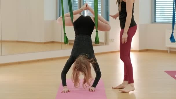 Antenn, antigravity yoga i gymmet. Grupp människor svänga i hängmattorna — Stockvideo