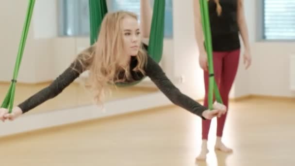 Antenn, antigravity yoga i gymmet. Grupp människor svänga i hängmattorna — Stockvideo