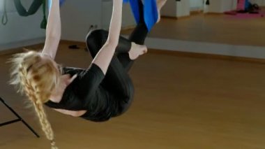 Spor salonunda fitness askıları ile eğitim.