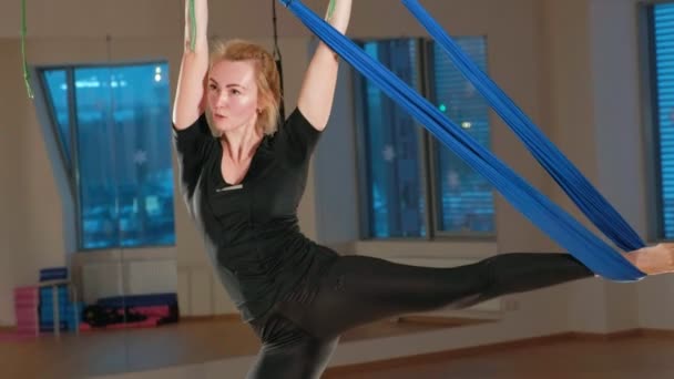 Entraînement Avec Des Sangles Fitness Dans Salle Gym Femme Mince — Video