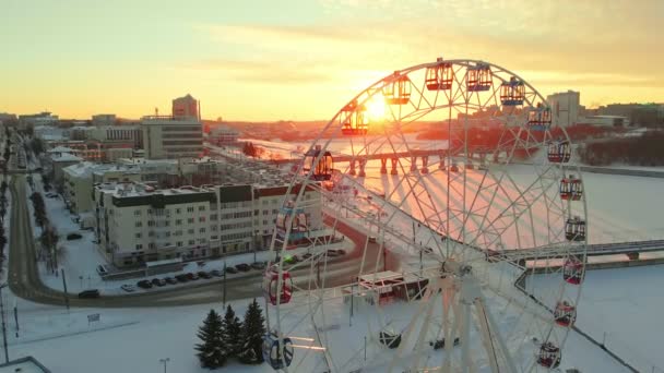 Tournage aérien, roue ferris, paysage urbain au coucher du soleil, lever du soleil — Video