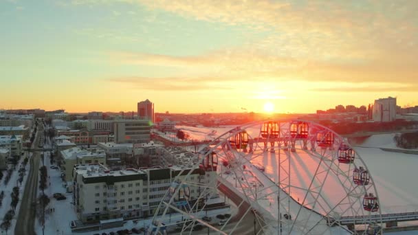 Tournage aérien, roue ferris, paysage urbain au coucher du soleil, lever du soleil — Video