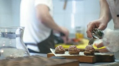 Restoranın mutfakta aşçı et aperatifler hazırlar